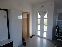 Nice Apartment With Shared Swimming Pool Near the Beach and Trogir