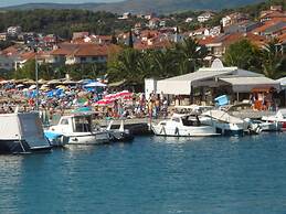 Nice Apartment With Shared Swimming Pool Near the Beach and Trogir