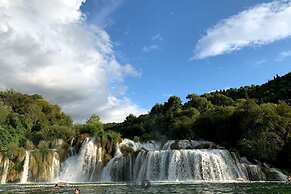 Nice Apartment With Shared Swimming Pool Near the Beach and Trogir