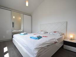 Nice Apartment With Shared Swimming Pool Near the Beach and Trogir