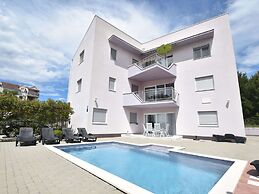 Nice Apartment With Shared Swimming Pool Near the Beach and Trogir