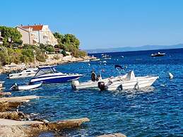 Nice Apartment With Shared Swimming Pool Near the Beach and Trogir