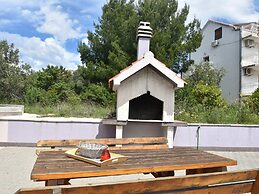 Nice Apartment With Shared Swimming Pool Near the Beach and Trogir