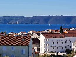 Nice Apartment With Shared Swimming Pool Near the Beach and Trogir
