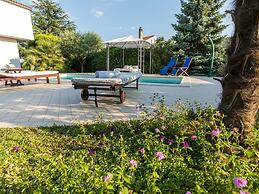 Villa in Ibenik With Swimming Pool