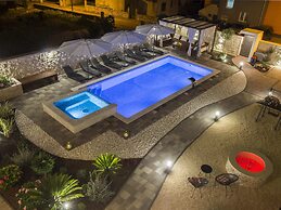 Exquisite Villa with Private Hot Tub in Grebaštica