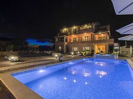 Exquisite Villa with Private Hot Tub in Grebaštica