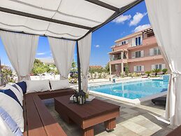 Exquisite Villa with Private Hot Tub in Grebaštica