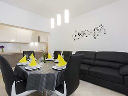 Exquisite Villa with Private Hot Tub in Grebaštica