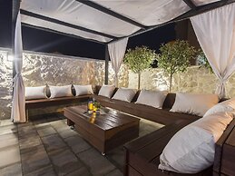 Exquisite Villa with Private Hot Tub in Grebaštica