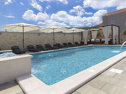 Exquisite Villa with Private Hot Tub in Grebaštica