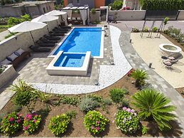 Exquisite Villa with Private Hot Tub in Grebaštica