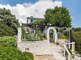 Beach Front Vacation Home, Private Beach, Boat Rental