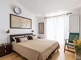 Beach Front Vacation Home, Private Beach, Boat Rental