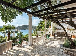 Beach Front Vacation Home, Private Beach, Boat Rental