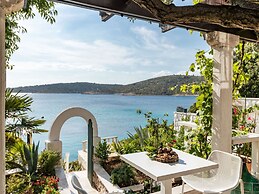 Beach Front Vacation Home, Private Beach, Boat Rental