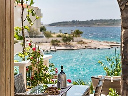 Beach Front Vacation Home, Private Beach, Boat Rental