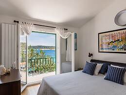 Beach Front Vacation Home, Private Beach, Boat Rental