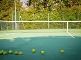 Villa with Spacious Garden, Swimming Pool, Hot Tub, Tennis Court near 