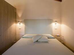 Villa with Spacious Garden, Swimming Pool, Hot Tub, Tennis Court near 