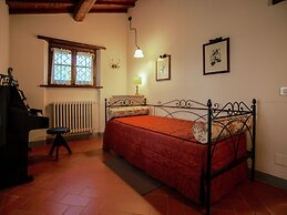 Villa with Spacious Garden, Swimming Pool, Hot Tub, Tennis Court near 