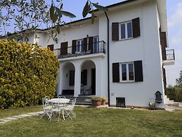 Snug Holiday Home near Lazise & Lake Garda with Olive Garden