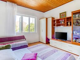 Simplistic Apartment in Šibenik near Sea Beach