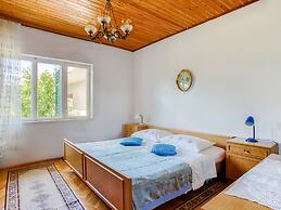 Simplistic Apartment in Šibenik near Sea Beach