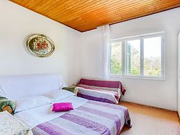 Simplistic Apartment in Šibenik near Sea Beach