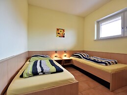 Ferienhaus mit Eingezaeuntem Garten