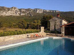 Picturesque Mansion in Kozljak