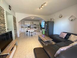 Beautiful Holiday Home in Lisicic