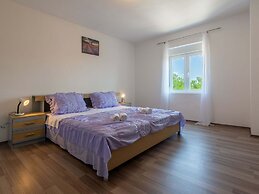 Beautiful Holiday Home in Lisicic