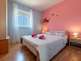 Beautiful Holiday Home in Lisicic