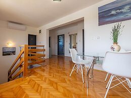 Beautiful Holiday Home in Lisicic