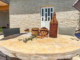 Beautiful Holiday Home in Lisicic