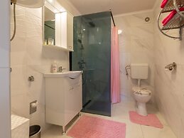 Beautiful Holiday Home in Lisicic