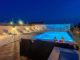 Beautiful Holiday Home in Lisicic