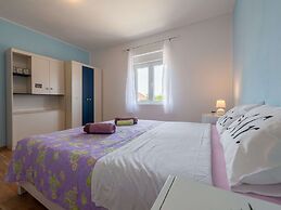 Beautiful Holiday Home in Lisicic