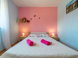 Beautiful Holiday Home in Lisicic