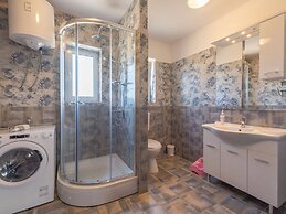 Beautiful Holiday Home in Lisicic