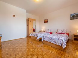 Beautiful Holiday Home in Lisicic