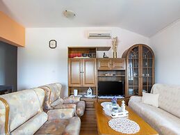 Modern Apartment in Viskovo With Balcony