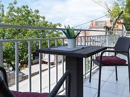 Lavish Holiday Home in Podstrana With Garden