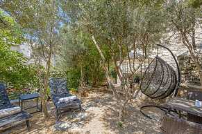 Lavish Holiday Home in Podstrana With Garden