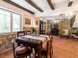 Lavish Holiday Home in Podstrana With Garden