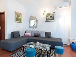 Lavish Holiday Home in Podstrana With Garden