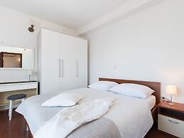 Lavish Holiday Home in Podstrana With Garden