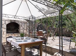 Lavish Holiday Home in Podstrana With Garden