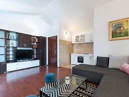 Lavish Holiday Home in Podstrana With Garden